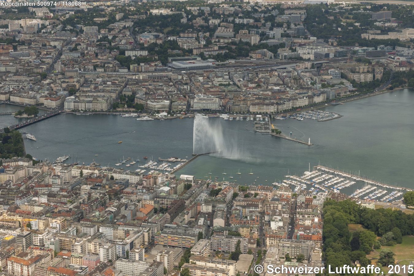 Genf / Genève, Seebecken, 'Jet d'eau' (Position: 2'500'996.71, 1'118'130.85) Blick Richtung Westen. Im Vordergrund: Stadtteil Eaux-Vives. Hinten Mitte: Stadtteil St-Gervais, Bahnhof SBB/SNCF. Links am Bildrand: Pont du Mont-Blanc. Bildmitte rechts im See: Plage und 'Le Phare de Genève'.